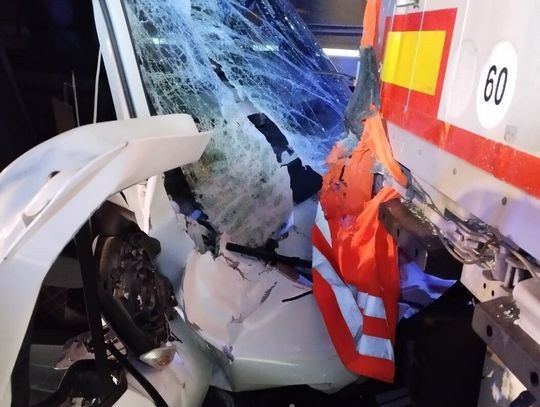 Hrebenne. 54-latek busem wjechał w zaparkowaną na poboczu ciężarówkę [ZDJĘCIA]