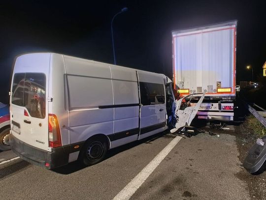 Hrebenne. 54-latek busem wjechał w zaparkowaną na poboczu ciężarówkę [ZDJĘCIA]
