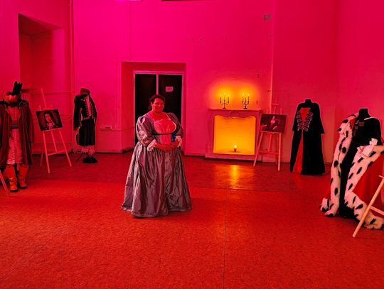 Pałac Zamoyskich otworzył drzwi przed mieszkańcami, zainteresowanie przerosło oczekiwania organizatorów Nocnego Zwiedzania pałacowych pomieszczeń
