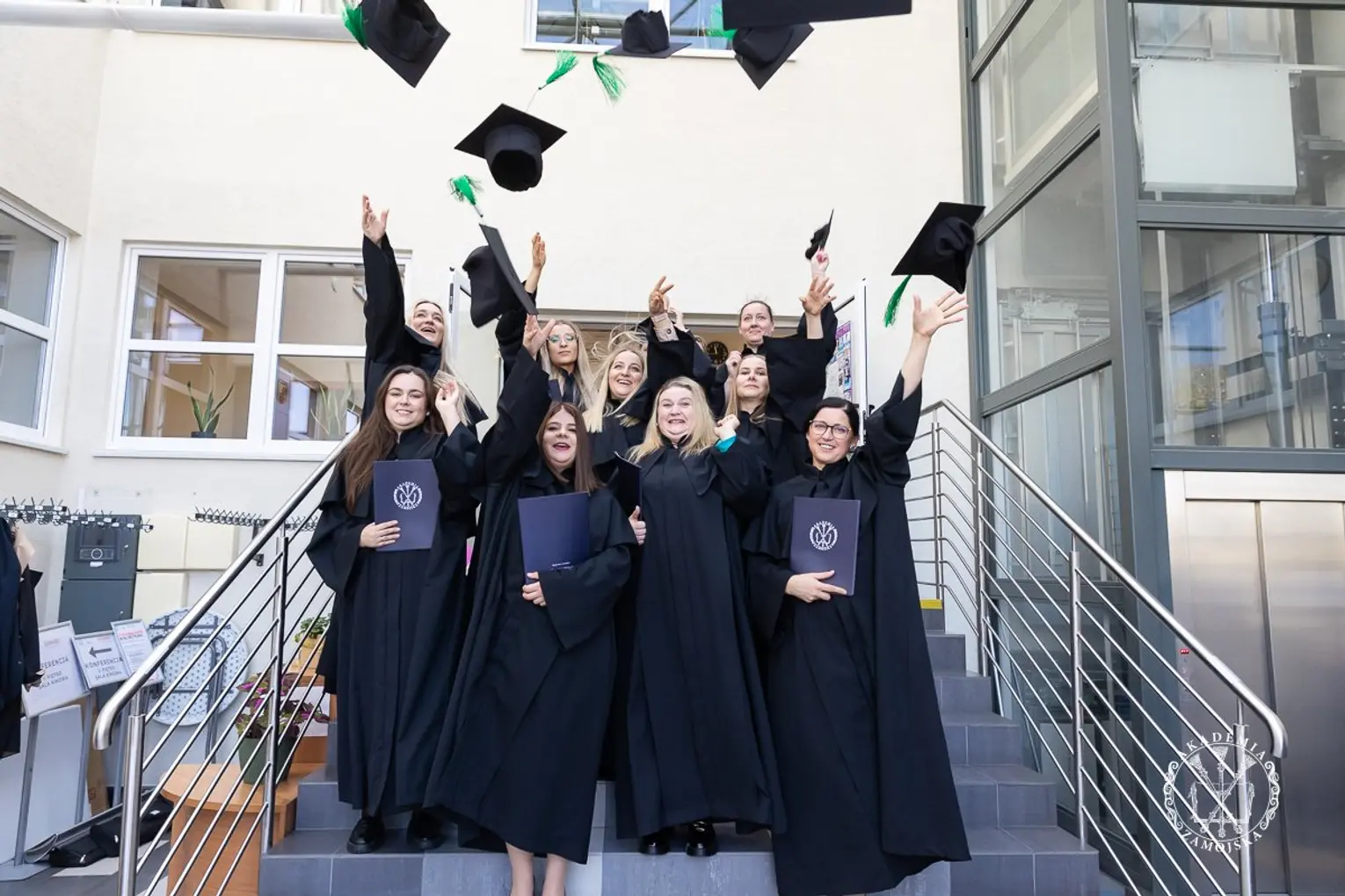 Zamość: Birety w górę! Absolwentki pielęgniarstwa odebrały dyplomy [ZDJĘCIA]