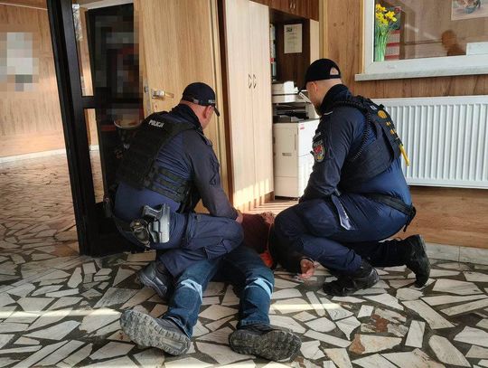 Uzbrojony napastnik ranił portiera. Policja ćwiczyła czarny scenariusz w III LO w Zamościu [ZDJĘCIA]