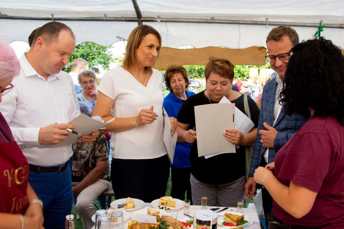 Komisja konkursowa Powiatowego Nadbużańskiego Jarmarku Kulinarnego w Horodle.