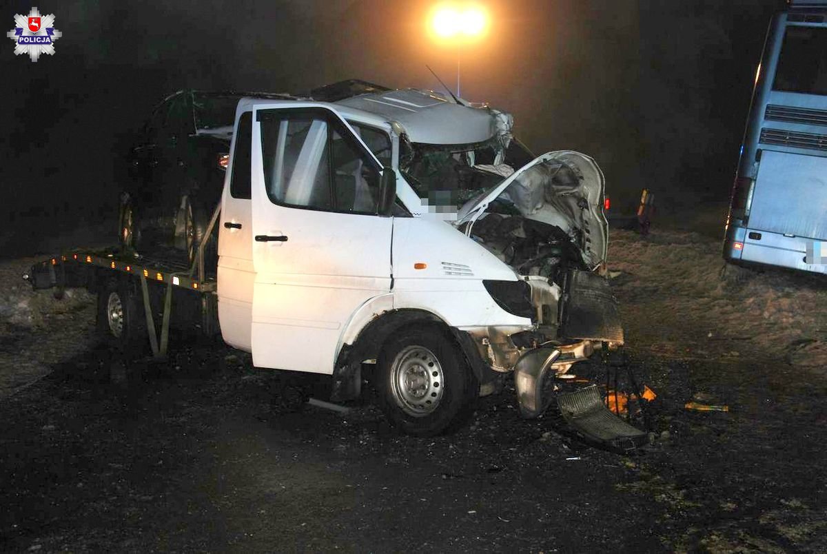 Kierowca busa z lawetą stracił panowanie nad auetm i doprowadził do czołowego zderzenia z autobusem na drodze wojewódzkiej 844 w powiecie hrubieszowskim.